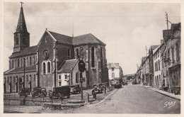 Delcampe - LA ROCHE BERNARD 56 ( PLACE DE L'EGLISE )  AUTOMOBILE VOITURE - La Roche-Bernard
