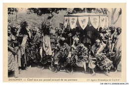 Delcampe - CAR-AEMP13-0713-DAHOMEY - Chef Sous Son Parasol Entouré De Ses Parrains - Dahomey