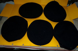 Delcampe - LOT DE 5 BERETS MILITAIRES  DE L'ARMEE FRANCAISE ,TAILLE 1 X 54 ET 3 X 55 ET 1 X 58 ,  ETAT MOYEN  VOIR PHOTOS . POUR TO - Cascos