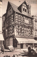 Delcampe - [-30%] FRANCE - La Rochelle - Vue Générale De La Place Du Marché - Maison Du XVe Siècle  - Carte Postale Ancienne - La Rochelle
