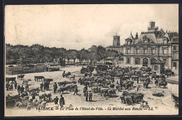 Delcampe - CPA Valence, La Place De L`Hôtel-de-Ville, Le Marché Aux Bœufs - Valence