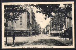 Delcampe - CPA Valence, Avenue Victor-Hugo Avec Commerces Et Piétons - Valence