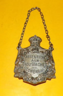 Delcampe - PLAQUE HUMORISTIQUE POUR BOUTEILLE D' ALCOOL " ATTENTION AUX MOUSTACHES - DESHERBANT " , BON ETAT VOIR PHOTOS . POUR TOU - Equipo