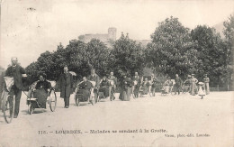 Delcampe - [-15%] FRANCE - Lourdes - Malades Se Rendant à La Grotte - Carte Postale Ancienne - Lourdes