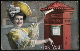 Delcampe - AK Lächelnde Frau Wirft Einen Brief In Einen Briefkasten Ein - Post & Briefboten