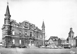 Delcampe - [-10%] BELGIQUE - Frameries - Grand Place - Hôtel Communal - Tour - Eglise - Horloge - Boutique - Animé - Carte Postale - Frameries