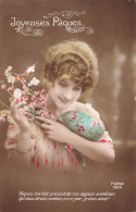 Delcampe - [-30%] FÊTES ET VOEUX - Pâques - Une Femme Souriante Tenant Un Bouquet Et Un œuf - Colorisé - Carte Postale Ancienne - Ostern