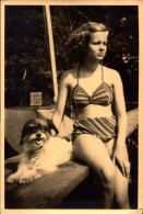 Delcampe - Allemagne, Guben Foto Engel, Jeune Fille En Maillot De Bain Caressant Son Chien ! - Guben