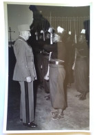 Delcampe - PHOTOGRAPHIE MADAGASCAR MILITARIA Visite Du Général DE LARMINAT Années 50 Passage En Revue SPAHIS Avec Fusil - Madagaskar