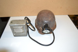 Delcampe - Casque De Mineur Année 50 Avec Sa Lampe Frontale Et Son Boitier électrique - Cascos