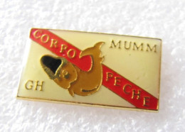 Delcampe - PIN'S   CHAMPAGNE  MUMM  GH   CORPO PECHE - Beverages