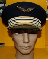 Delcampe - CASQUETTE D'OFFICIER AU GRADE DE LIEUTENANT COLONEL  DE L'ARMEE DE L'AIR FRANCAISE ,  TAILLE 57 ,FABRICATION FRANCAISE - Cascos