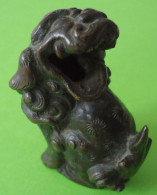 Delcampe - OKIMONO  置き物 - Bronze Patiné. Chien Accroupi, Gueule Ouverte - Période Meiji Fin 19e Siècle - 40 X 25 X 50 Mm - Arte Asiático