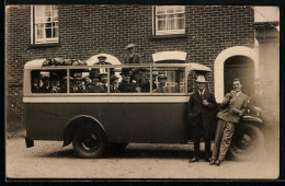 Delcampe - Foto-AK Autobus Mit Einer Reisegesellschaft Vor Backsteingebäude - Busse & Reisebusse
