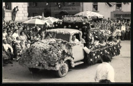 Delcampe - Foto-AK Lastkraftwagen Mit Blumen Geschmückt Vor Dem Gasthaus Zum Goldenen Stern - Transporter & LKW