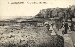 Delcampe - CPA Arromanches Vue Sur La Digue Et Les Cabines - Arromanches