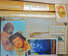 Delcampe - WUKI Große Kiste Voll Mit Ansichtskarten, Werbung, Historischen Dokumenten, Büchern, Glückwunschkärtchen Usw. Publicite - 500 Postales Min.