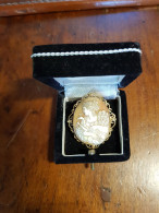 Delcampe - Très Belle Broche Camée Ancienne Sur Monture Or - Broches