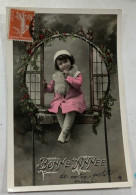 Delcampe - P82-fantaisie, Enfants, Bonne Année, Petite Fille, Assise Au Bord D’une Fenêtre, Entouré D’un Arc Avec Des Fleurs Oiseau - Abbildungen