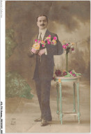 Delcampe - AVLP14-1036-HOMME - Portrait D'un Homme Tenant Des Fleurs - Männer