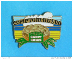 Delcampe - 1 PIN'S //    ** COMPTOIR DU SUD ** SUCRE SAINT-LOUIS ** PURE CANNE ** 1864 ** - Food