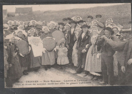 Delcampe - 56 - ERDEVEN - Noces Bretonnes - Cuisiniers Et Cuisinières Allant Au Devant Des Nouveaux Mariés Leur Offrir Les Gâteaux. - Erdeven