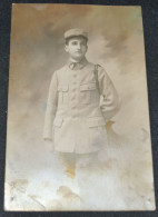 Delcampe - Carte Photo De Militaire Avec "60 ?" Sur Col   ..............  1200-1592 - Regimente