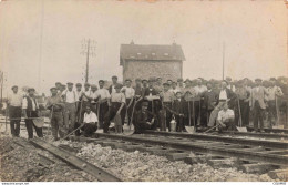 Delcampe - HOMMES - S32723 - Carte Photo - Groupe D'hommes Posant Pour La Photo - A Localiser - Mannen