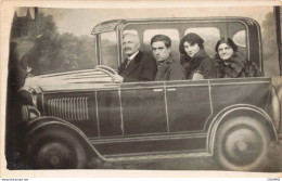 Delcampe - AUTOMOBILES - S32657 - Carte Photo - Femmes Et Hommes Dans Une Automobile - PKW