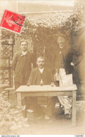 Delcampe - HOMMES - S32655 - Carte Photo - A Identifier Hommes Buvant Du Vin - Mannen