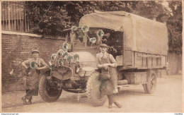 Delcampe - HOMMES - S32656 - Carte Photo - A Identifier Hommes Devant Un Camion - Mannen