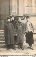 Delcampe - HOMMES - S32653 - Carte Photo - A Identifier 4 Hommes Posant Pour La Photo Uniforme - Mannen