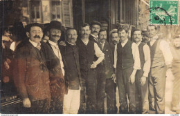 Delcampe - HOMMES - S32654 - Carte Photo - A Identifier Hommes Posant Pour La Photo - Mannen