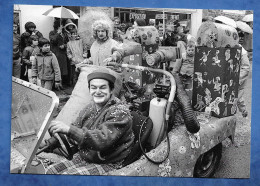 Delcampe - Carte Photo 56 LOCMINE Mi Carême De 1980 Voiture Deux Ex Confettis Photo KERVINIO Archives Photographiques Aventure Cart - Locmine