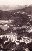 Delcampe - 01 - Ain -  DIVONNE Les BAINS -  Vue Aerienne - Les Grands Hotels Et Les Monts Du Jura - Divonne Les Bains
