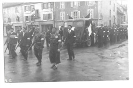 Delcampe - 25 -PONTARLIER : CARTE - PHOTO GUERRE 39- 45  , DEFILE PATRIOTIQUE . - Pontarlier