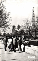 Delcampe - CPM Paris Notre Dame Statue De Saint Geneviere Les Bouquinistes - Notre Dame Von Paris