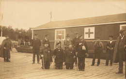 Delcampe - Péniche Ambulance Croix Rouge ISOYNI *1 CPA + Carte Photo Photographe Haparanda * Röda Kors Färjan , Torne Elf * Sverige - Embarcaciones