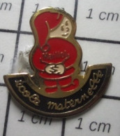 Delcampe - Pin210c ENFANT AU COIN HABILLE EN ROUGE ECOLE MATERNELLE MAILLOL - Administrations