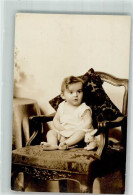 Delcampe - 39888836 - Kleinkind Mit Stoffhasen Auf Einem Sessel - Sonstige & Ohne Zuordnung