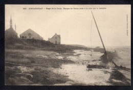 Delcampe - 29 CONCARNEAU - Plage De La Croix - Barque De Pêche Jetée à La Cote Par La Tempête - Concarneau