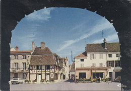 Delcampe - X8105 LOUHANS PLACE DE L' HOTEL DE VILLE SAONE ET LOIRE VOITURE RENAULT R16 - Louhans