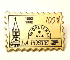 Delcampe - PINS TIMBRE LA POSTE 100 ANS 1892-1992 69 ORLIENAS RHÔNE  / MERCE24/1 - Mail Services