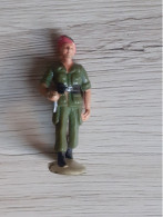Delcampe - FIGURINE 1/32 TYPE STARLUX PARACHUTISTE AU DEFILE Pas De Manque , Ni Casse , Usure Peinture SANS MARQUAGE - Starlux