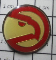 Delcampe - Pin410a OISEAU RAPACE AIGLE TETE BLANCHE ET ROUGE - Animals