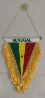 Delcampe - Écusson Du SÉNÉGAL Bordure En Fil De Couleur Jaune Milieu Plastifié Avec Ventouse Pour L'accrocher - Ecussons Tissu
