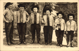 Delcampe - CPA Folklore Plougastel Daoulas Brochette De Petits Hommes - Trachten