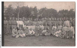 Delcampe - CAR-AEEP4-0234-MILITAIRE - GROUPE DE SOLDATS EN UNIFORME DANS UN CAMP - Regimente