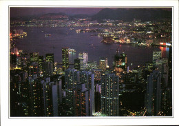Delcampe - CPM Les Immeubles Des Centres De Victoria Et Kowloon Balisent De Leurs Millions De Lumieres La Baie - China (Hongkong)