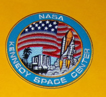 Delcampe - TISSU PATCH : NASA , KENNEDY SPACE CENTER  , DIAMETRE 9 CM , BON ETAT VOIR PHOTO . POUR TOUT RENSEIGNEMENT ME CONTACTER. - Stoffabzeichen